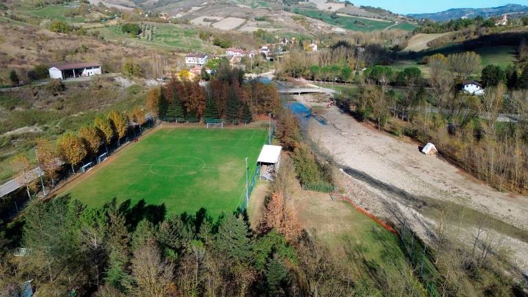 Una vista dall’alto del campo che mostra la tribuna che sarà smantellata e (a destra) il nuovo corso del fiume