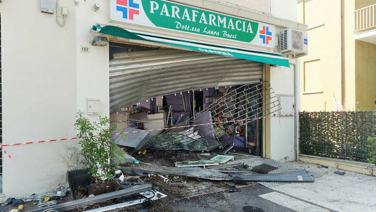 Ravenna, perde il controllo dell'auto e si schianta contro una farmacia