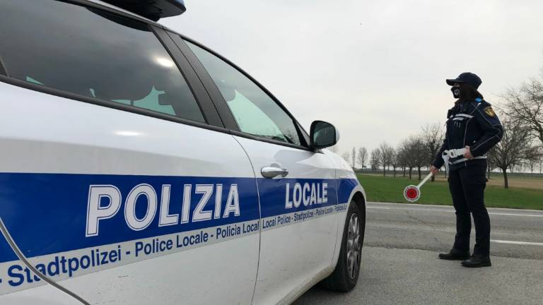 Faenza, ubriaco si schianta contro un lampione