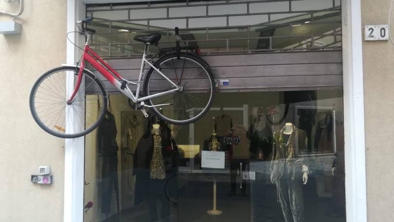 Rimini: bici legata alla serranda, il negozio apre lo stesso