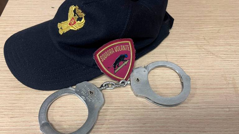 Rimini, ruba in un ristorante, picchia un poliziotto, lo morde e cerca di prendergli la pistola