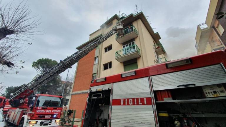 Rimini. Incendio in un palazzo, alcuni ragazzi intossicati dal fumo. VIDEO