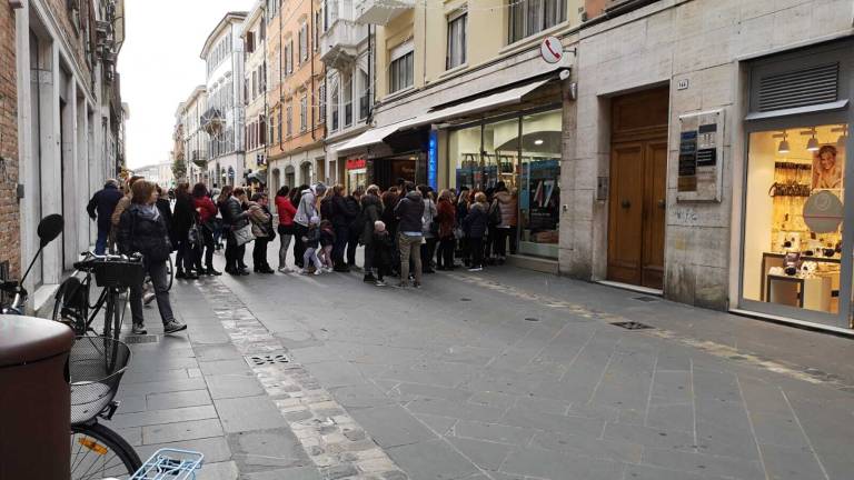 Sconti del 47%: le file da Brandina fanno bloccare il centro di Rimini