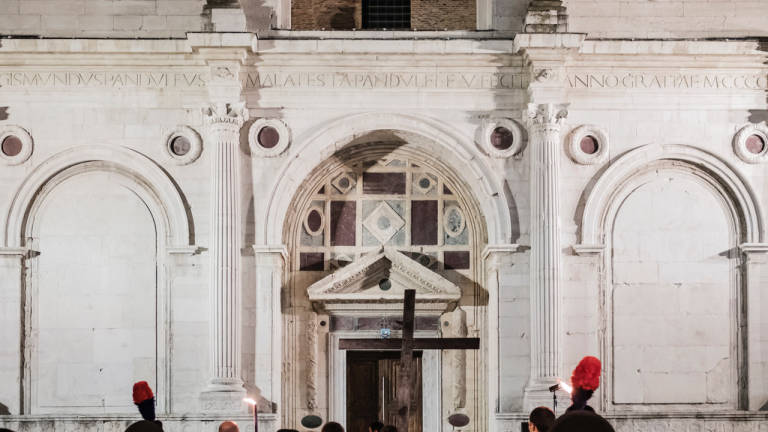 Via Crucis a Rimini, quasi 900 fedeli in corteo lungo il centro storico
