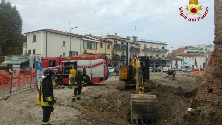 Rimini. Cavi tranciati da un escavatore, scoppi in piazza Malatesta