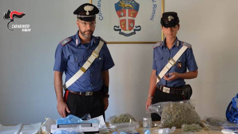 Rimini, arrestato spacciatore: sequestrati droga e 51mila euro
