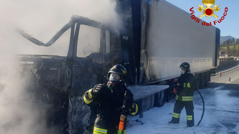 Sarsina, camion in fiamme: riaperta la E45