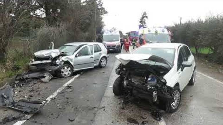 Incidente in auto a Coriano, gravi mamma e figlioletto - VIDEO