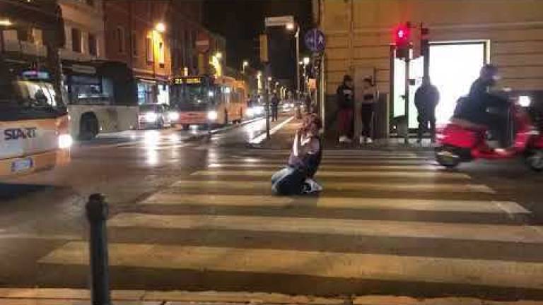 Cesena, ferito e sanguinante urla frasi sconnesse in strada bloccando il traffico - VIDEO