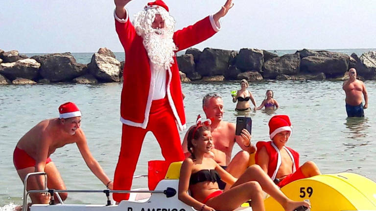 A Rimini in spiaggia i turisti hanno festeggiato il Natale: le foto