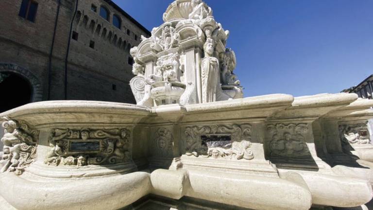 A Cesena finita la pulizia della fontana Masini