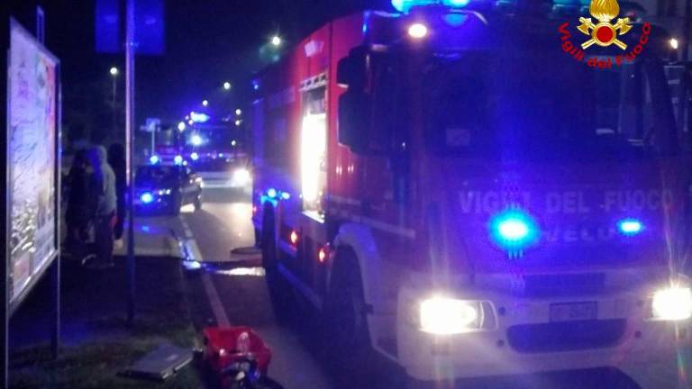 Savignano, siepe in fiamme nella notte: danneggiati un garahe e una veranda