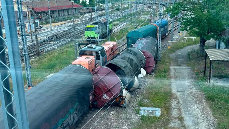 Ravenna, si scontrano un locomotore e un treno merci: due vagoni ribaltati VIDEOGALLERY