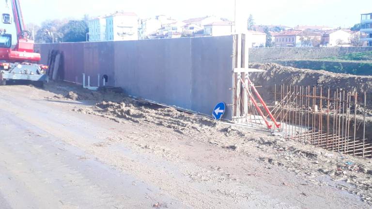 I lavori in corso di costruzione del muro di protezione in via Renaccio