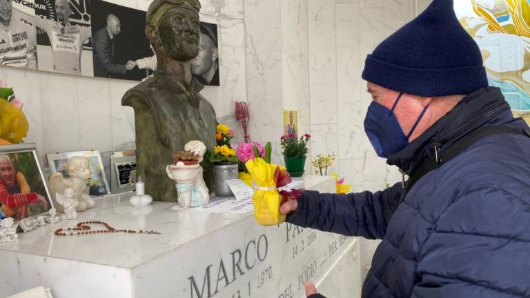 Cesenatico, 18 anni fa la morte di Marco Pantani: la processione dei tifosi al cimitero - Gallery