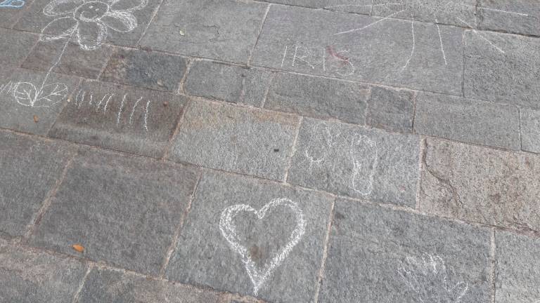 Cesena, bimbi e genitori con Mariangela Gualtieri fanno la “rivoluzione dei gessetti” per Gaza con 200 frasi e disegni sulle piazze davanti alla biblioteca