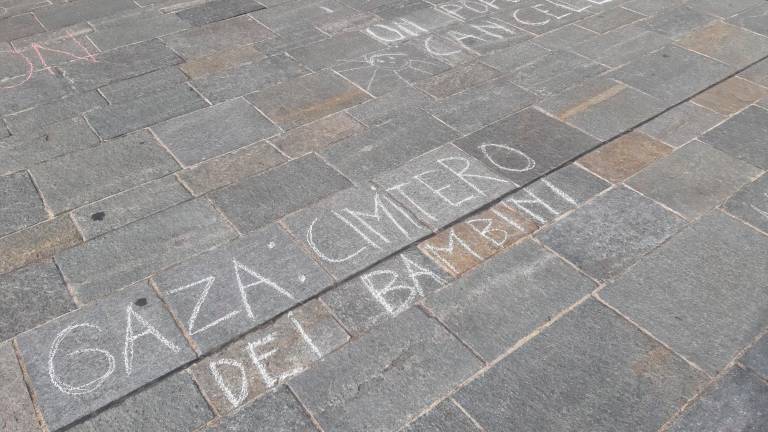 Cesena, bimbi e genitori con Mariangela Gualtieri fanno la “rivoluzione dei gessetti” per Gaza con 200 frasi e disegni sulle piazze davanti alla biblioteca