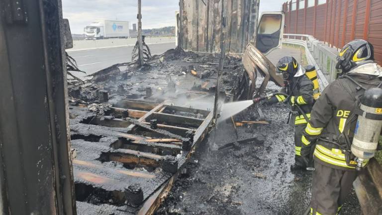 Rimini. Incendio in autostrada: distrutto un camion. IL VIDEO