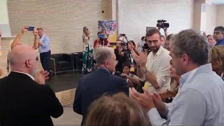 Cesena, basta così per favore: Prodi commosso chiede di smettere di applaudire VIDEO
