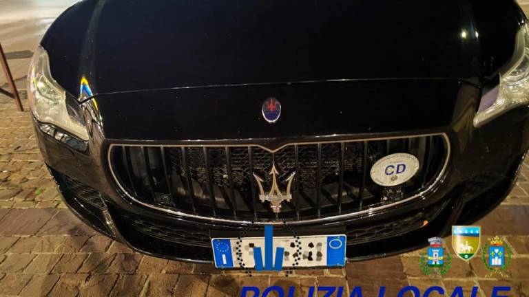 Girava per Riccione in Maserati spacciandosi per un diplomatico di Malta. “Godo dell’immunità”, denunciato