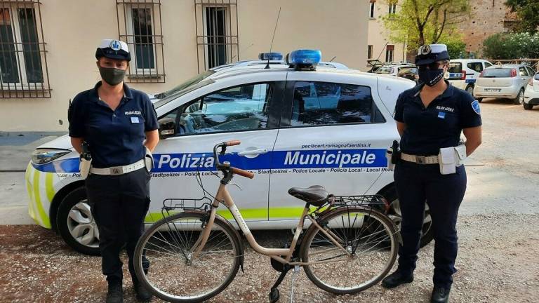Faenza, due 13enni rubano la bici ad un anziano in lacrime: la Polizia li scopre