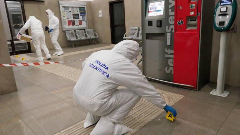 Gli accertamenti degli agenti della Scientifica (foto Mauro Monti)