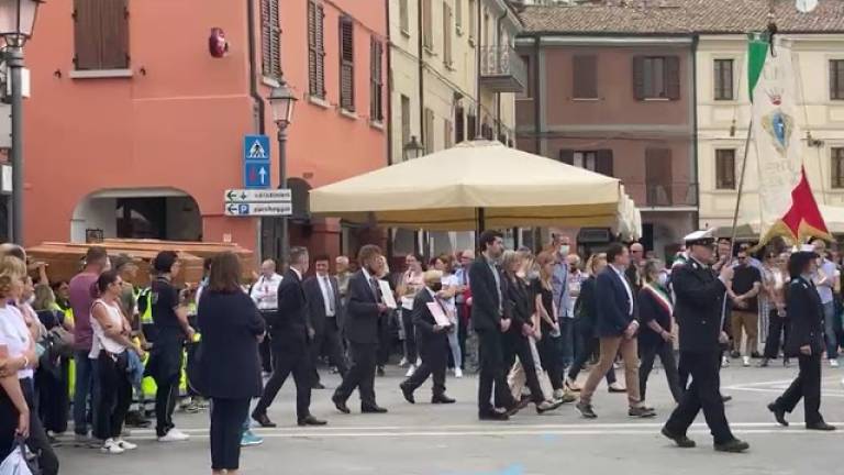 Sarsina: una folla commossa ai funerali di Ugo Beltrammi e Silvia Ruscelli - VIDEO