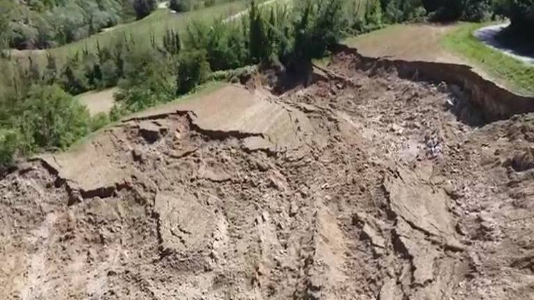 Modigliana, voragine al posto della strada VIDEO