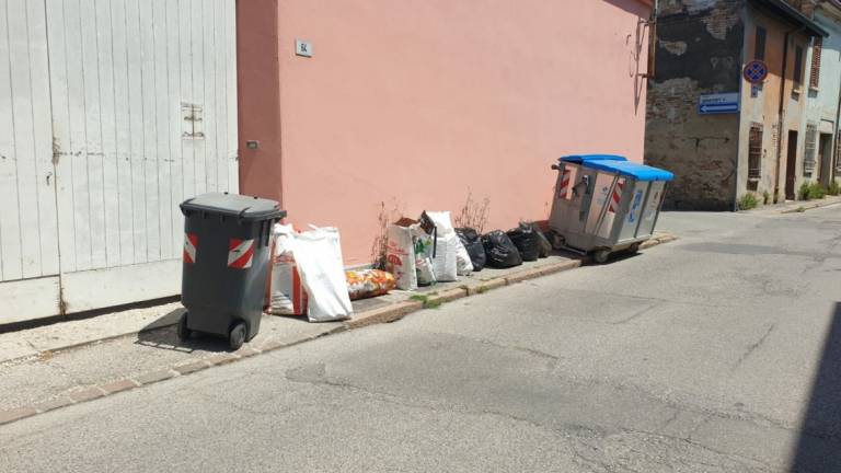 Lugo, rifiuti abbandonati: occupati marciapiedi e strade