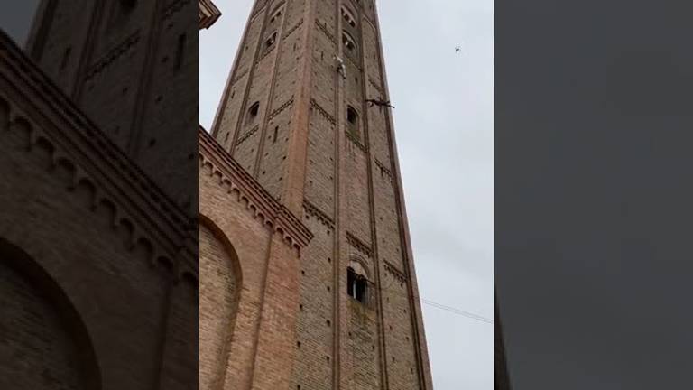 Forlì, l'arrivo in volo della Befana dal campanile di San Mercuriale VIDEO