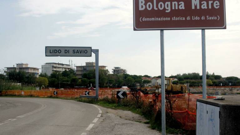 Lido di Savio, cosa ci fa il cartello Bologna Mare in Romagna? Il dibattito riempie i social