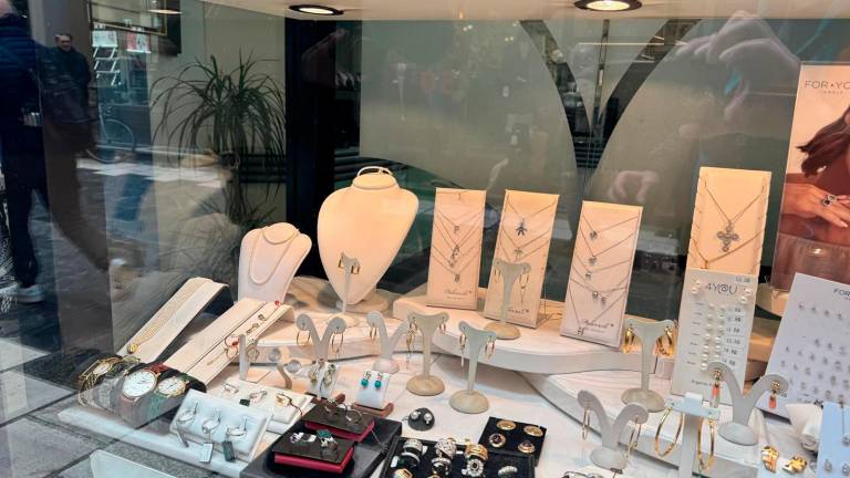 La vetrina dell’attività presa di mira