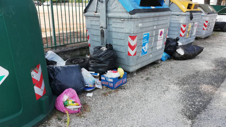 Fototrappole e agenti in campo a Cesena contro i furbetti dei rifiuti