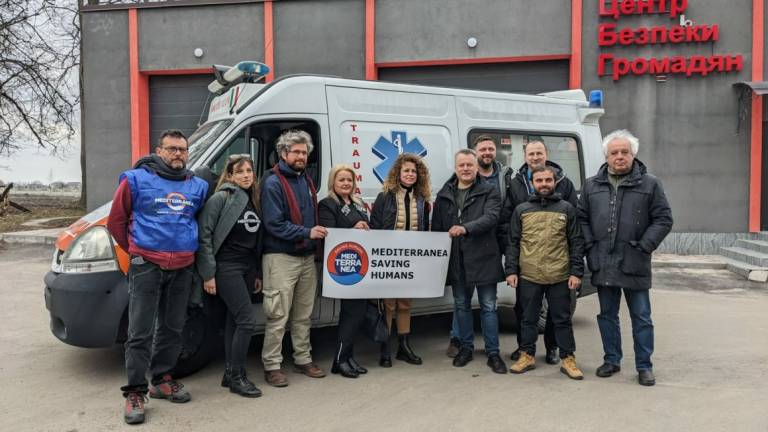Missione umanitaria di Mediterranea da Cesena in Ucraina: 30 ore di viaggio, donata anche un'ambulanza