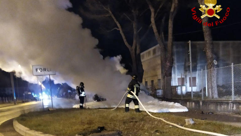 Forlì, auto in fiamme dopo un incidente