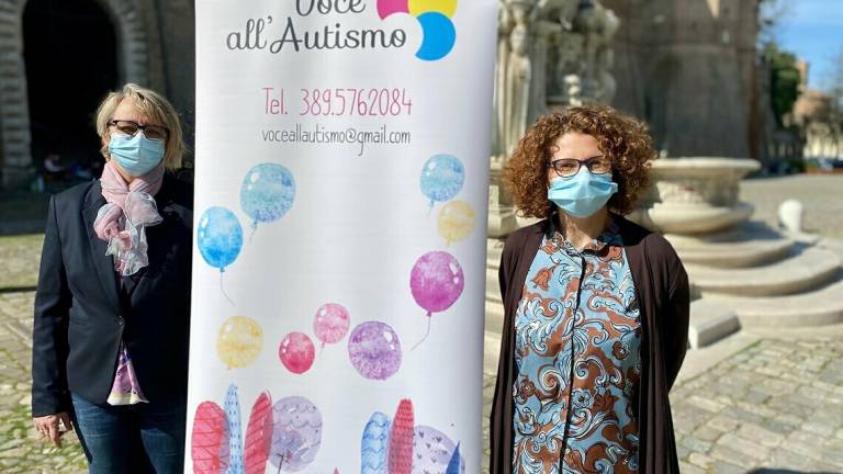 La fontana Masini a Cesena si veste di blu per l'autismo