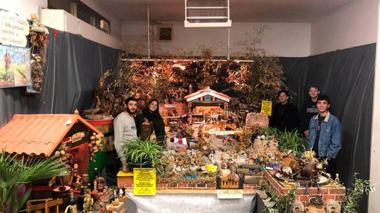 Giacomo Gabrielli con due amici ha ridato corpo al presepe meccanico di Viserba