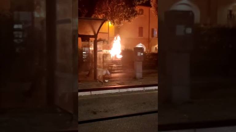 Cesena, fiamme nella notte: doppio raid vandalico VIDEO