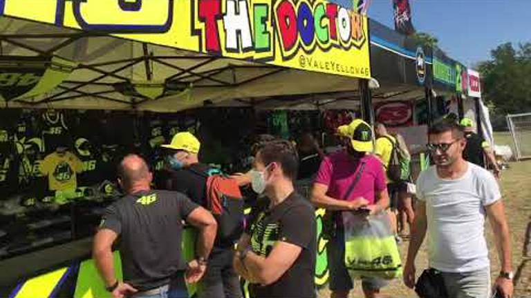 MotoGp, in giro per gli stand del MWC a caccia di cimeli - VIDEO