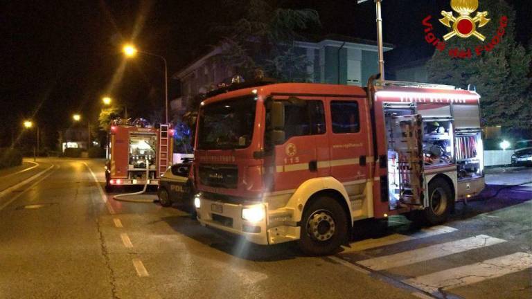 Incendio notturno in un edificio di via San Mauro: 3 auto a fuoco a Cesena