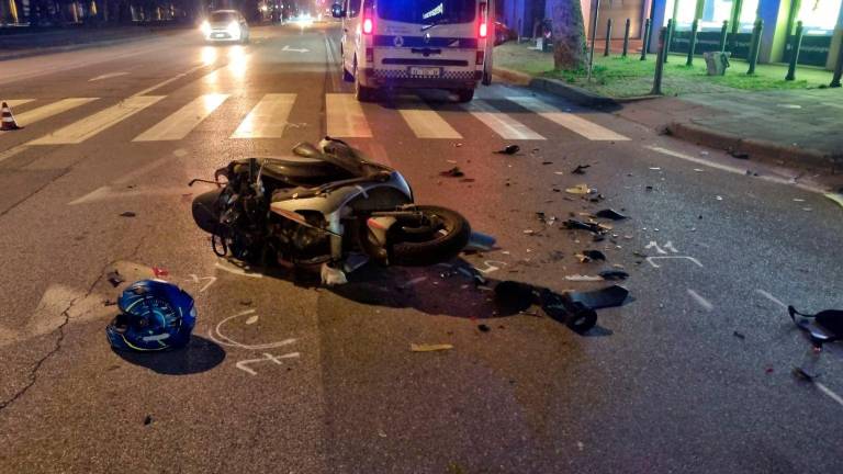 Cesena, scontro auto moto in pieno centro: morto un 56enne cesenate