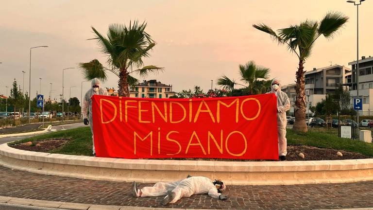 Misano. La protesta contro il deposito di amianto