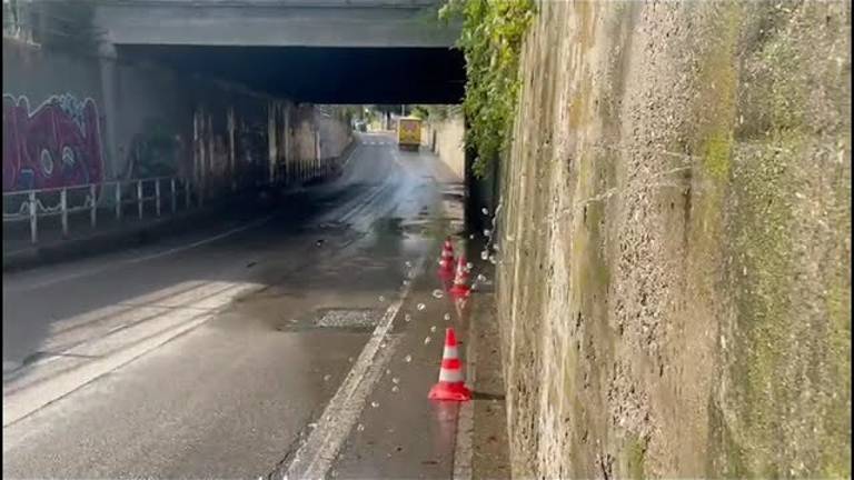 Imola, centro senza corrente in negozi e uffici. Chiusa una scuola allagata - Video