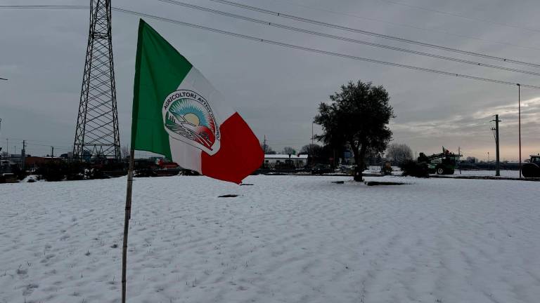 Cesena, la protesta degli agricoltori al casello. “L’accordo Mercosur danneggia l’Italia”