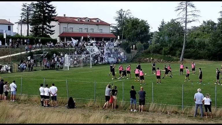 Calcio C, l'abbraccio dei tifosi al Cesena ad Acquapartita - Video Gallery