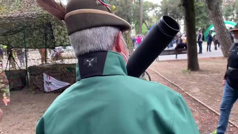 La grande festa degli alpini a Rimini: cori in piazza / VIDEO