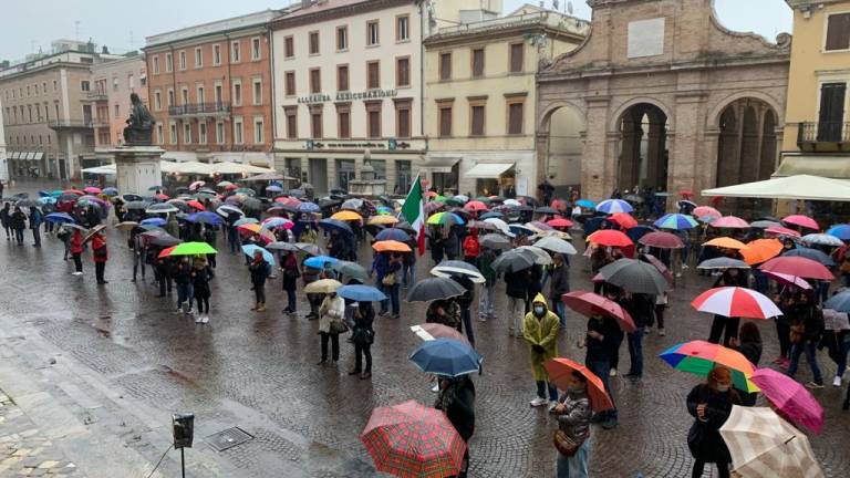 Covid, almeno in duecento protestano a Rimini sotto la pioggia