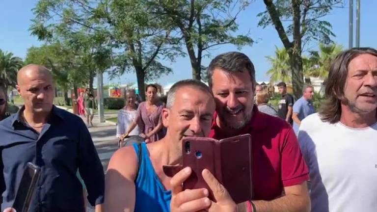 Selfie a raffica per Salvini sul lungomare di Riccione. Attacco a Crisanti sulla droga. Video