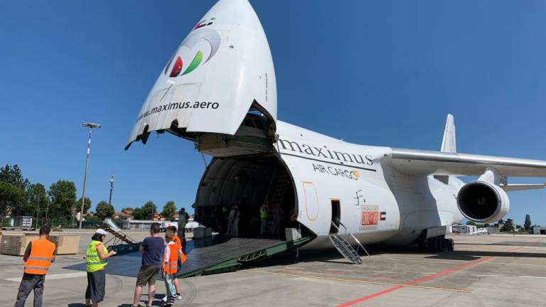 L'aereo più grande del mondo è atterrato a Rimini per caricare due yacht prodotti a Cesenatico VIDEO