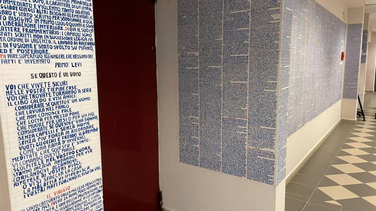 Riccione, sui muri del liceo il testo di Primo Levi “Se questo è un uomo”